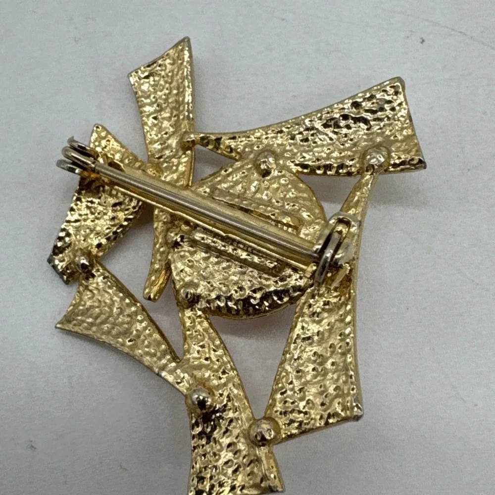 The Unbranded Brand beautiful brooch
